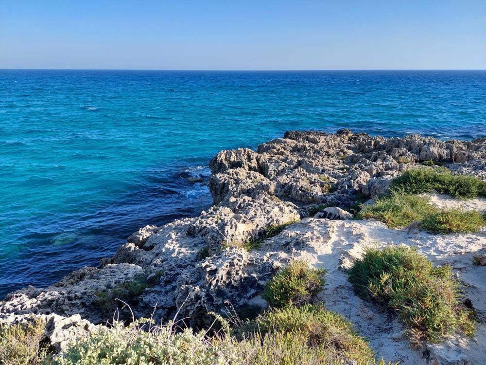 Türkisblaue Felsküste auf Zypern